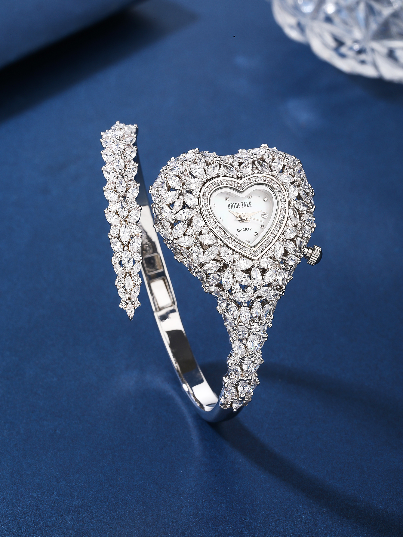 Fairy Style Elegant Modern Style Heart Shape Open Bracelet Watch Electronic Women's Watches display picture 3