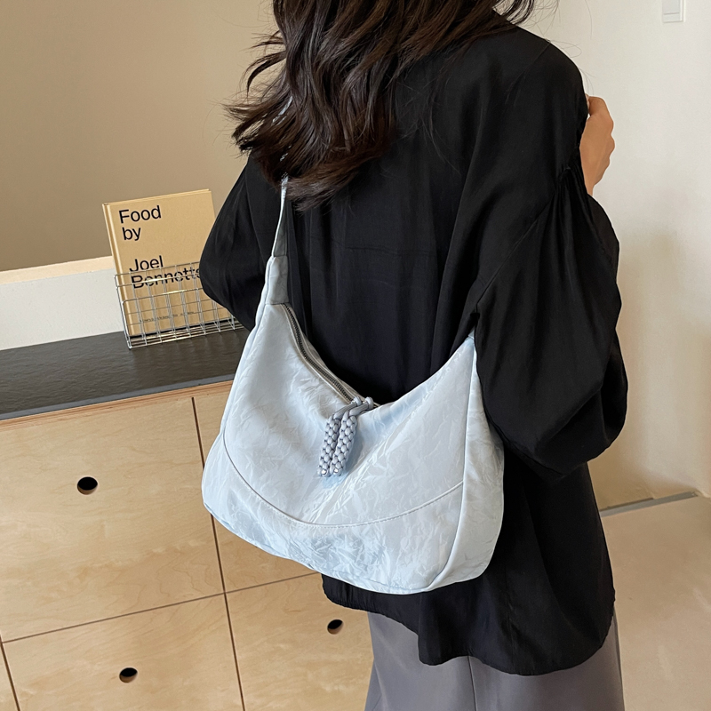 Women's Medium Cloth Solid Color Basic Classic Style Sewing Thread Zipper Crossbody Bag display picture 11