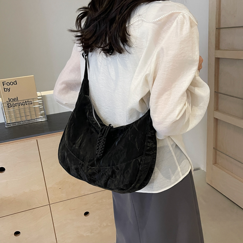 Women's Medium Cloth Solid Color Basic Classic Style Sewing Thread Zipper Crossbody Bag display picture 3