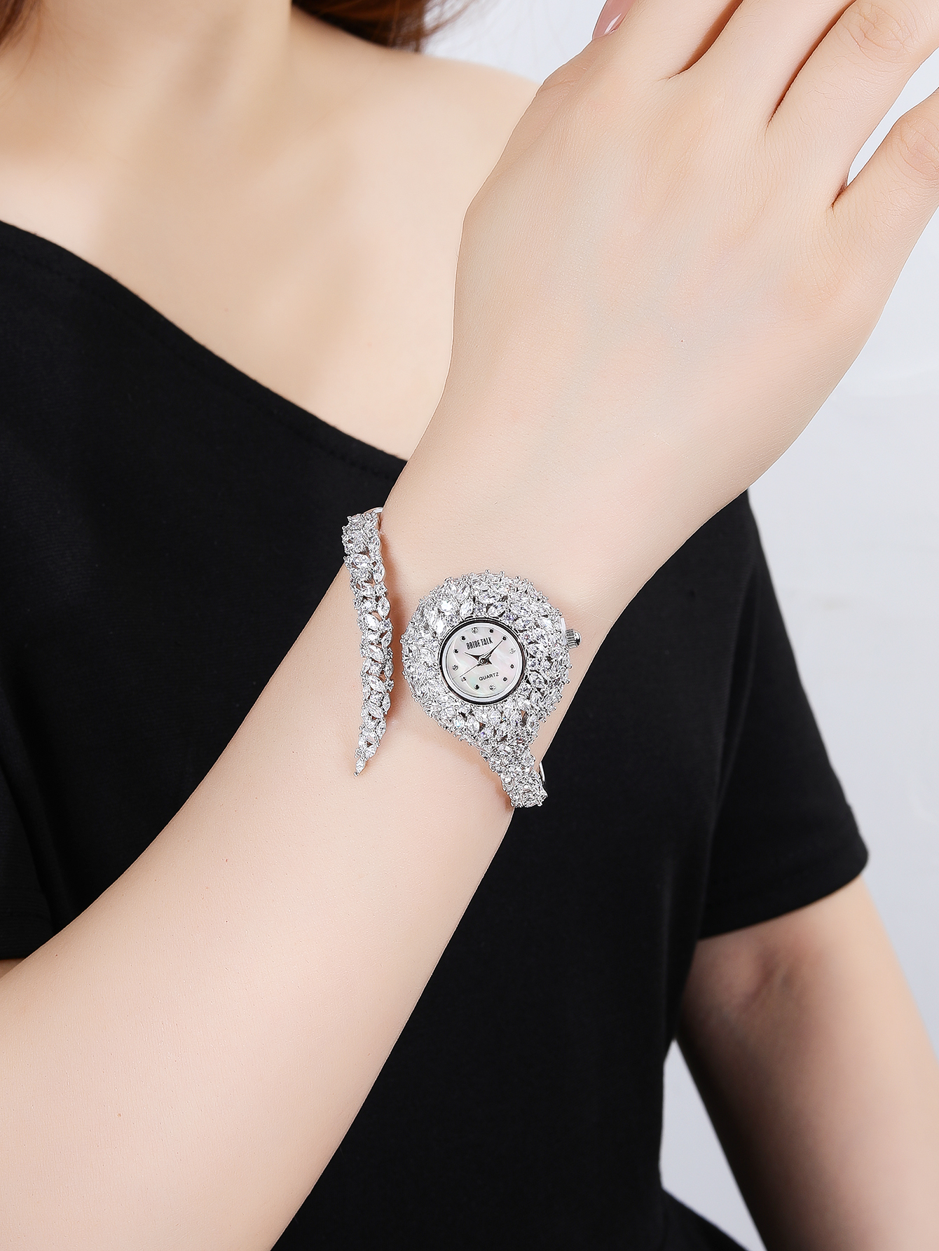 Basic Modern Style Classic Style Round Open Bracelet Watch Electronic Women's Watches display picture 1