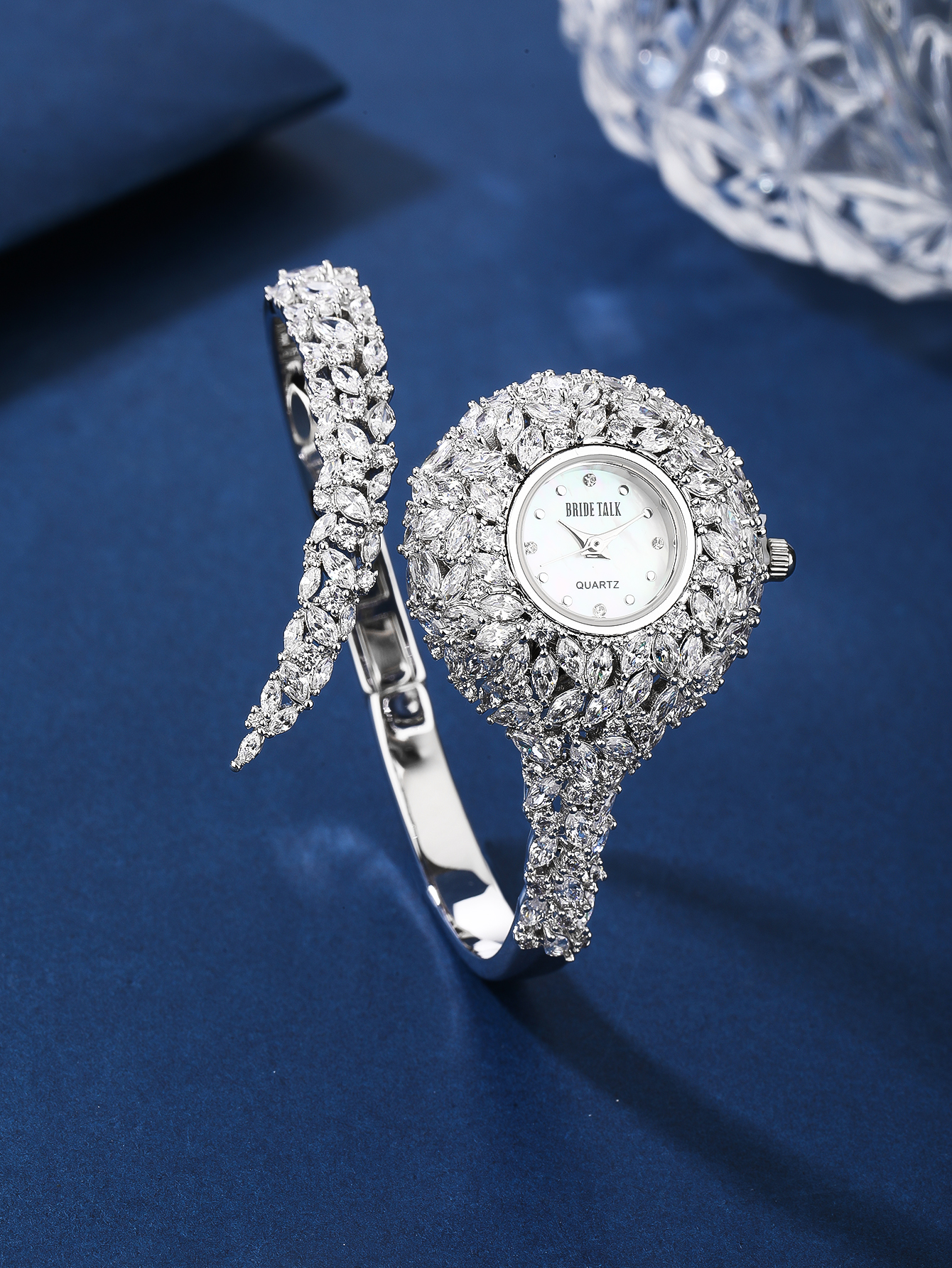 Basic Moderner Stil Klassischer Stil Runden Offene Armbanduhr Elektronisch Frauen Uhren display picture 3