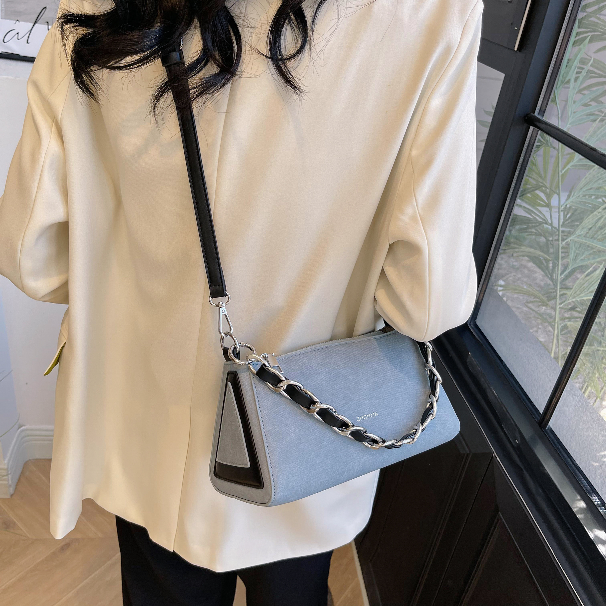 Women's Medium Pu Leather Solid Color Classic Style Zipper Crossbody Bag display picture 19