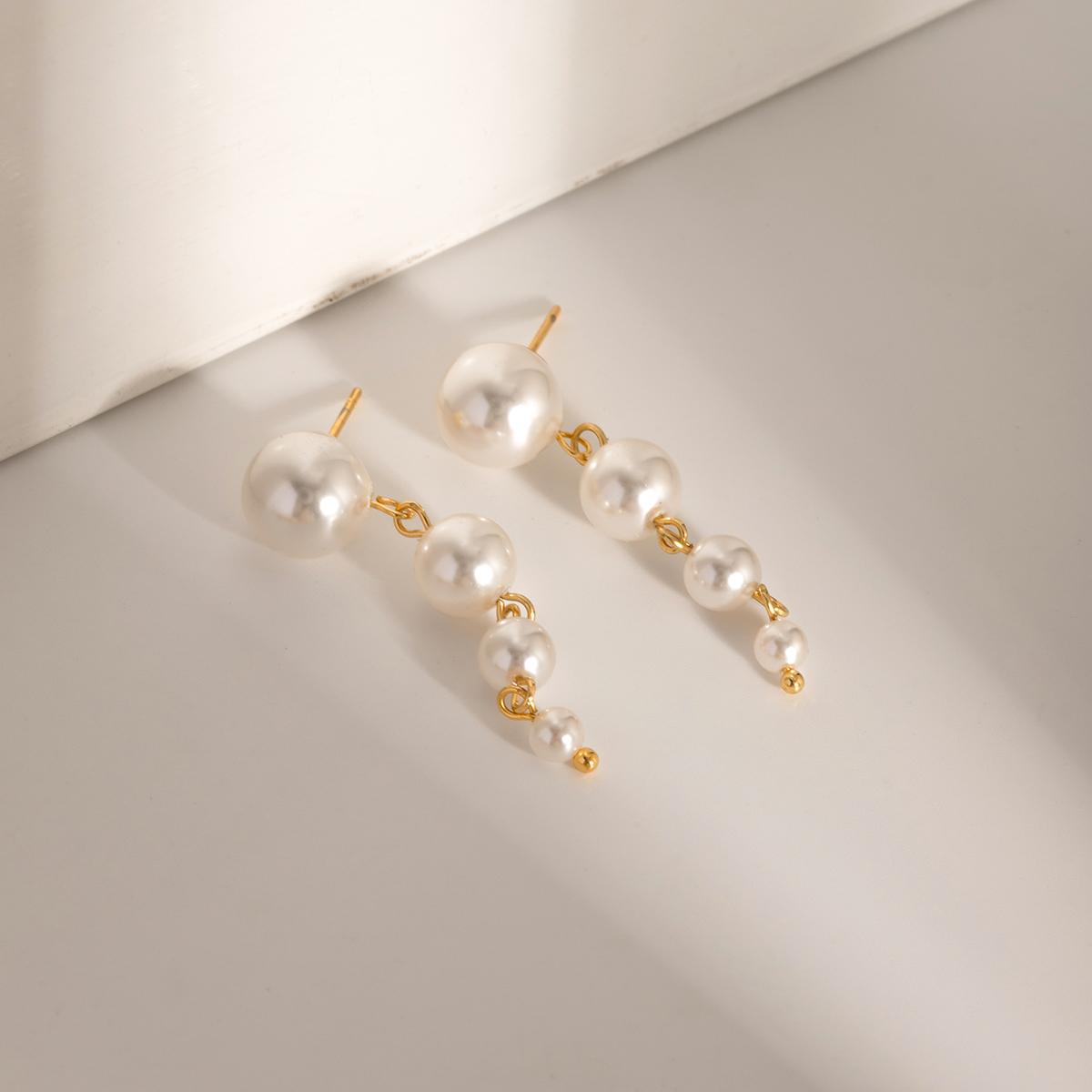 1 Pair Simple Style Classic Style Solid Color Plating Inlay 304 Stainless Steel Pearl 18K Gold Plated Drop Earrings display picture 4