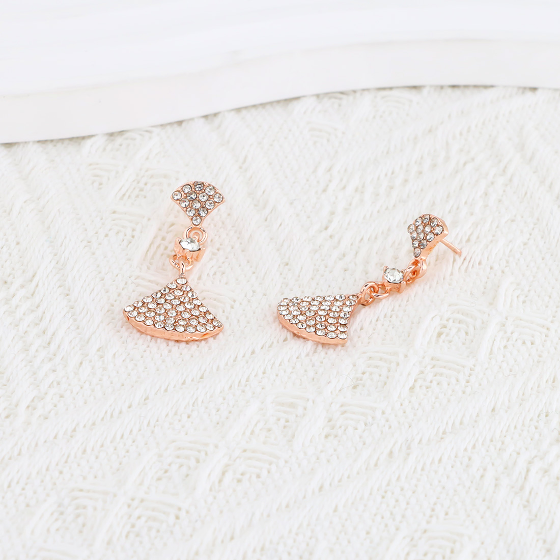 1 Pair Simple Style Classic Style Ginkgo Leaf Plating Inlay Alloy Rhinestones Gold Plated Drop Earrings display picture 8