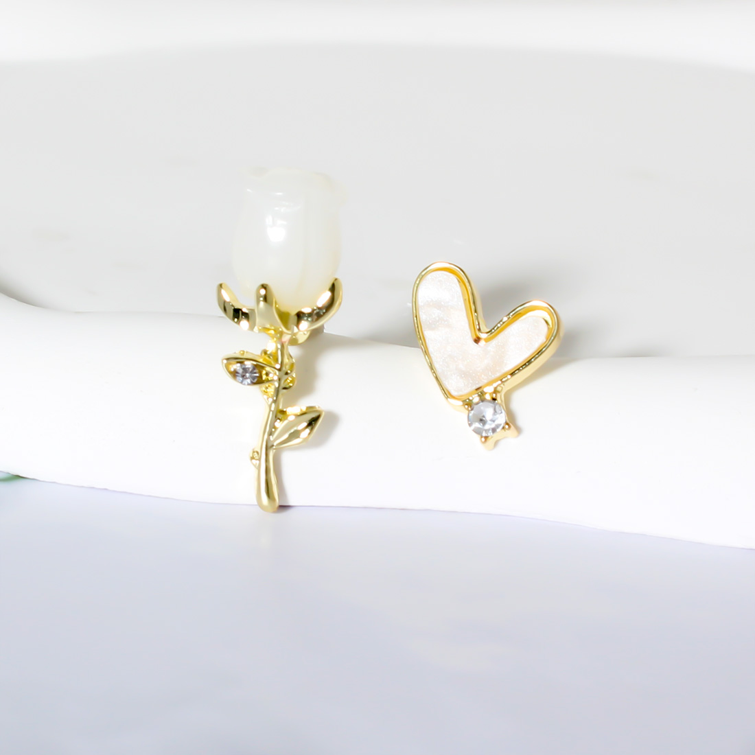 1 Pair Casual Sweet Heart Shape Plating Inlay Iron Rhinestones Gold Plated Ear Studs display picture 4