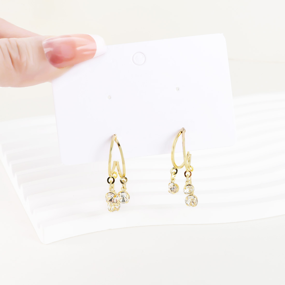 1 Pair Simple Style Classic Style Solid Color Plating Inlay Iron Rhinestones Gold Plated Drop Earrings display picture 2