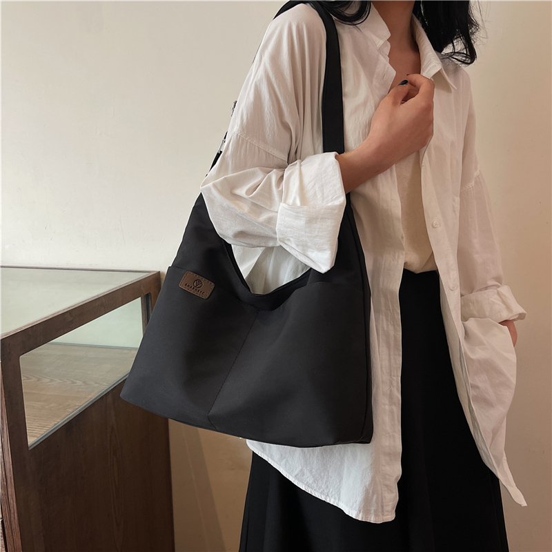 Women's Medium Cloth Solid Color Preppy Style Classic Style Zipper Underarm Bag display picture 8
