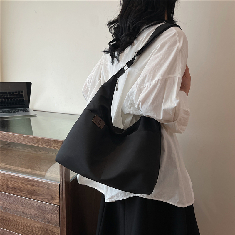 Women's Medium Cloth Solid Color Preppy Style Classic Style Zipper Underarm Bag display picture 6