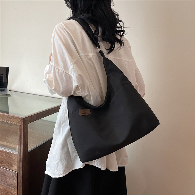 Women's Medium Cloth Solid Color Preppy Style Classic Style Zipper Underarm Bag display picture 13
