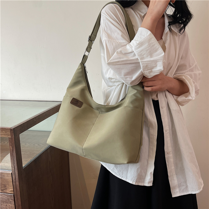 Women's Medium Cloth Solid Color Preppy Style Classic Style Zipper Underarm Bag display picture 10