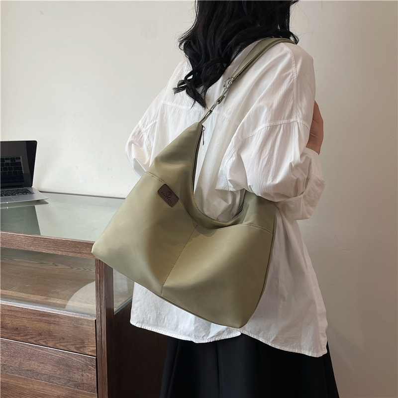 Women's Medium Cloth Solid Color Preppy Style Classic Style Zipper Underarm Bag display picture 12