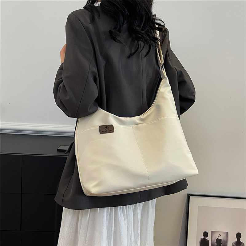 Women's Medium Cloth Solid Color Preppy Style Classic Style Zipper Underarm Bag display picture 15