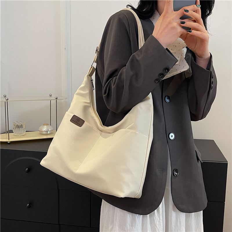 Women's Medium Cloth Solid Color Preppy Style Classic Style Zipper Underarm Bag display picture 9