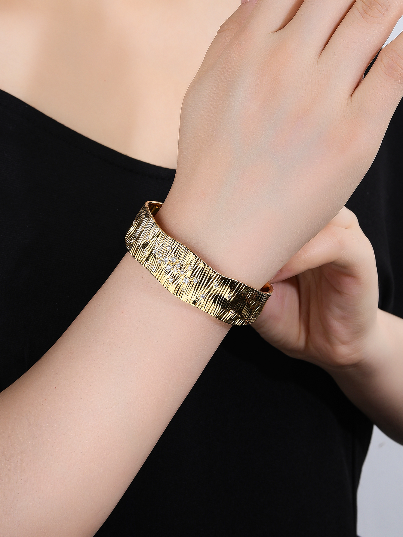 Copper 18K Gold Plated Elegant Simple Style Inlay Solid Color Zircon Bangle display picture 1