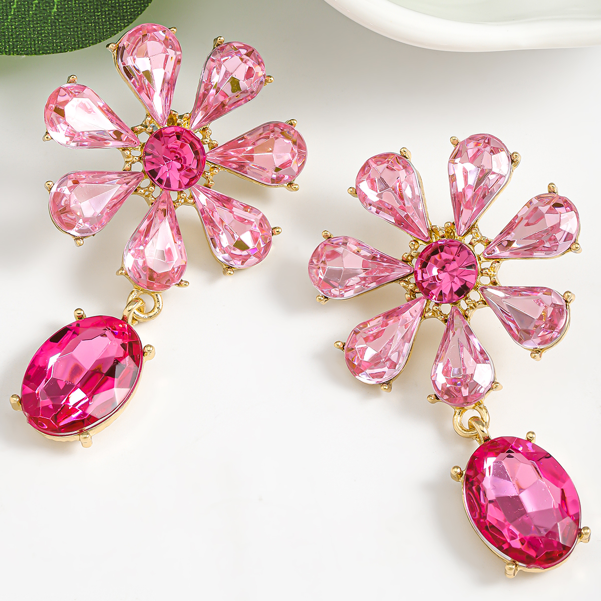 1 Pair Sweet Classic Style Shiny Oval Flower Polishing Inlay Alloy Rhinestones Drop Earrings display picture 1