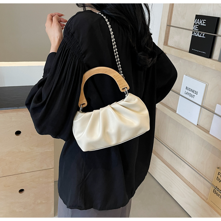 Women's Medium Pu Leather Solid Color Basic Classic Style Sewing Thread Magnetic Buckle Underarm Bag display picture 12