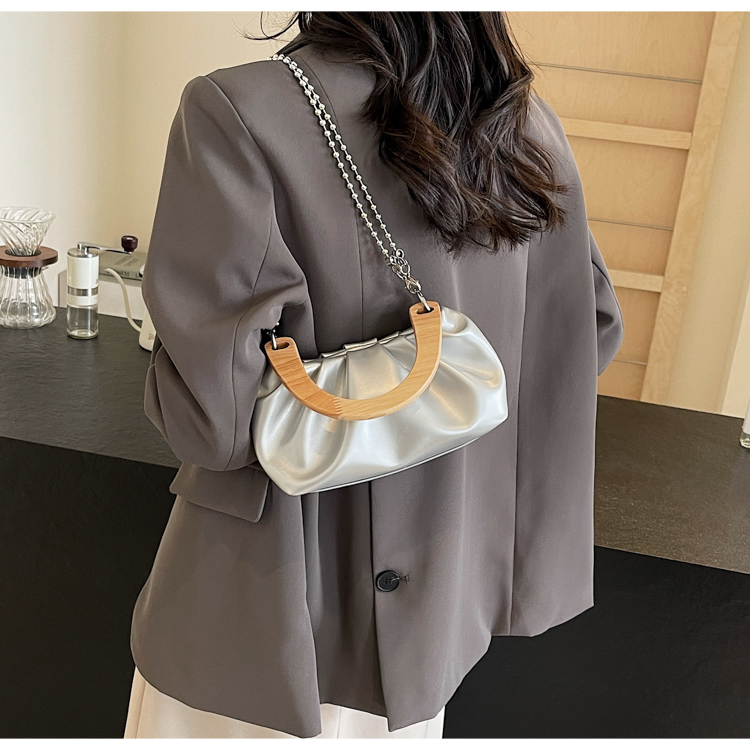 Women's Medium Pu Leather Solid Color Basic Classic Style Sewing Thread Magnetic Buckle Underarm Bag display picture 10