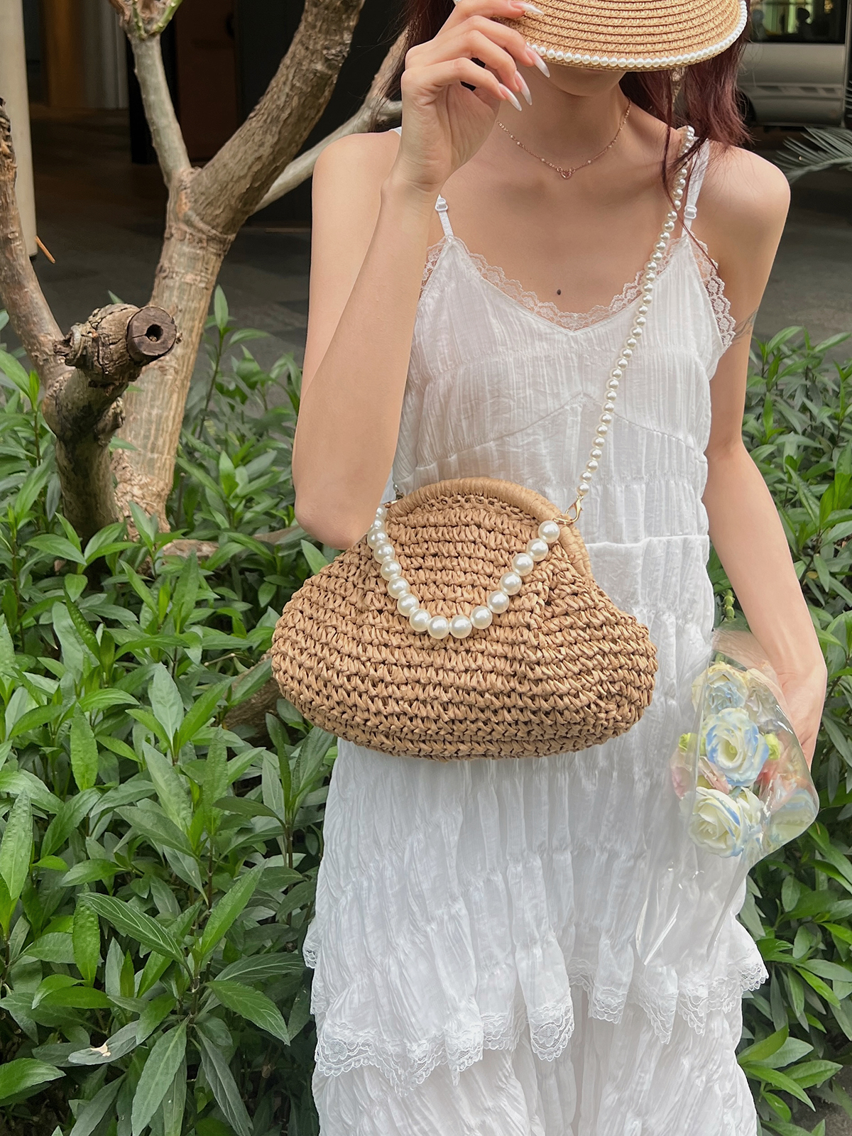 Women's Medium Straw Solid Color Vacation Beach Beading Weave Clasp Frame Straw Bag display picture 10