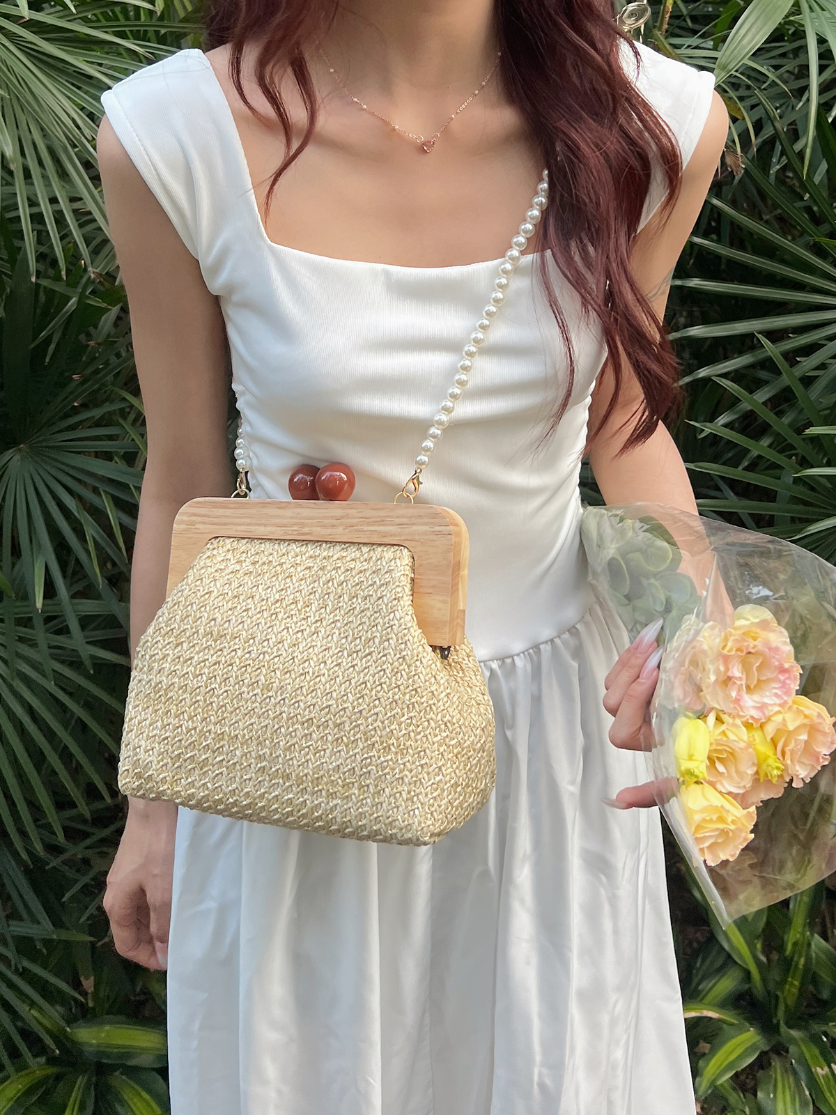 Women's Medium Straw Solid Color Vacation Classic Style Weave Clasp Frame Straw Bag display picture 2