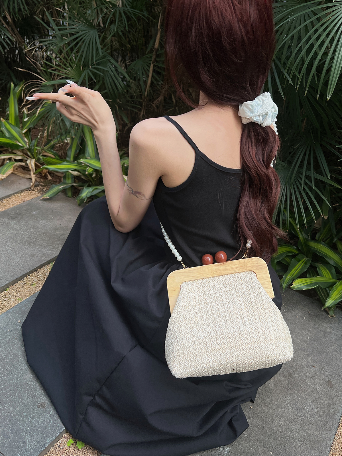 Women's Medium Straw Solid Color Vacation Classic Style Weave Clasp Frame Straw Bag display picture 4
