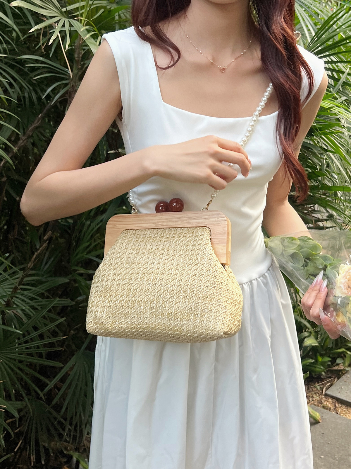 Women's Medium Straw Solid Color Vacation Classic Style Weave Clasp Frame Straw Bag display picture 8