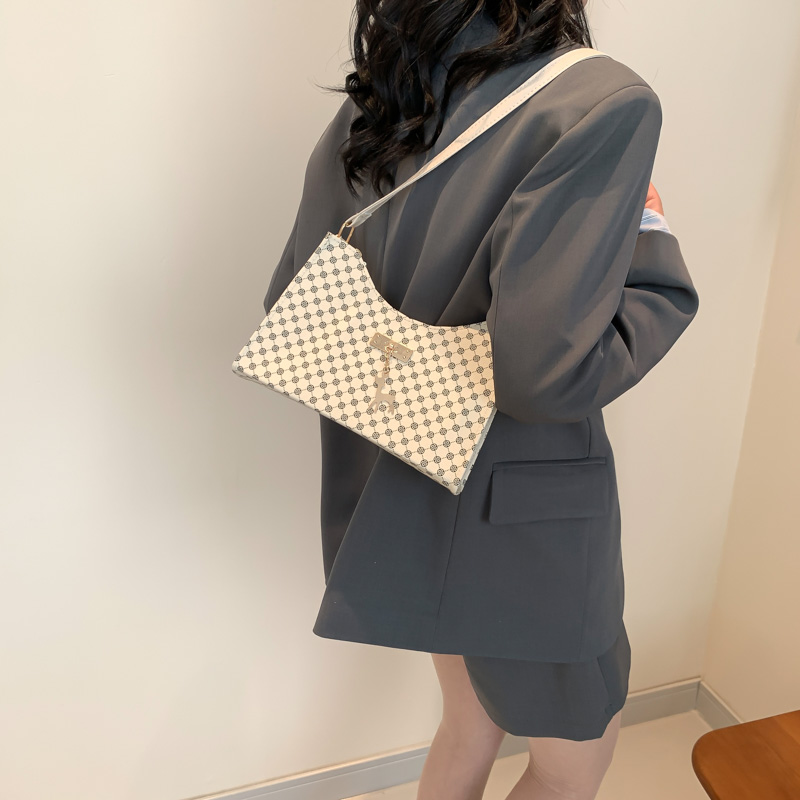 Women's Medium Pu Leather Argyle Streetwear Pillow Shape Zipper Underarm Bag display picture 9