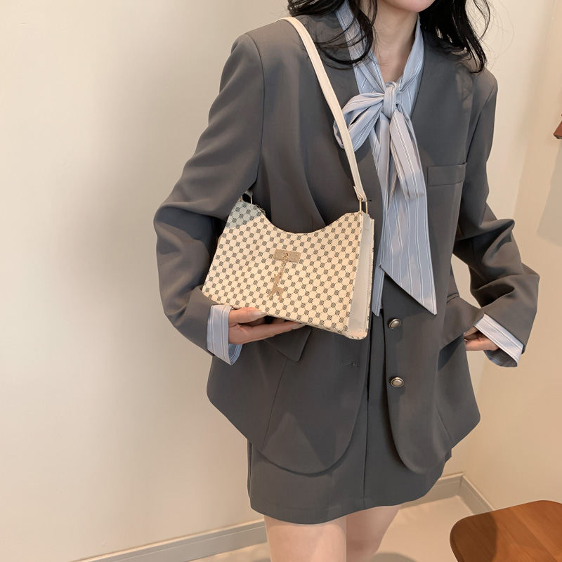 Femmes Moyen Faux Cuir Argyle Vêtement De Rue Forme D'Oreiller Fermeture Éclair Sac Sous Les Bras display picture 6