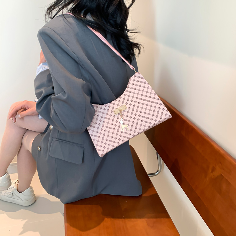 Femmes Moyen Faux Cuir Argyle Vêtement De Rue Forme D'Oreiller Fermeture Éclair Sac Sous Les Bras display picture 5