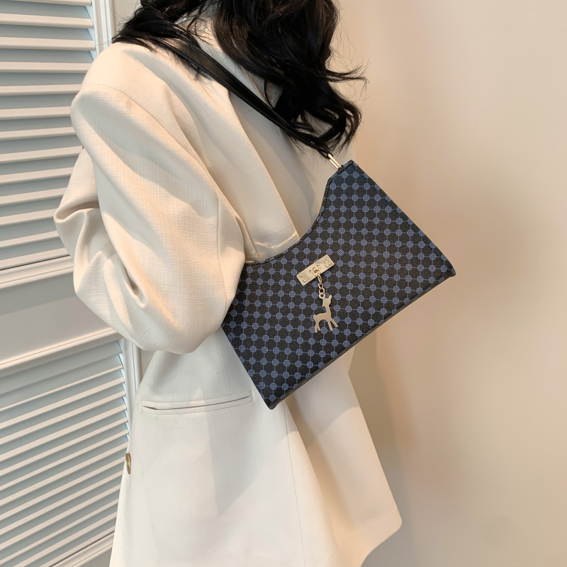 Women's Medium Pu Leather Argyle Streetwear Pillow Shape Zipper Underarm Bag display picture 3