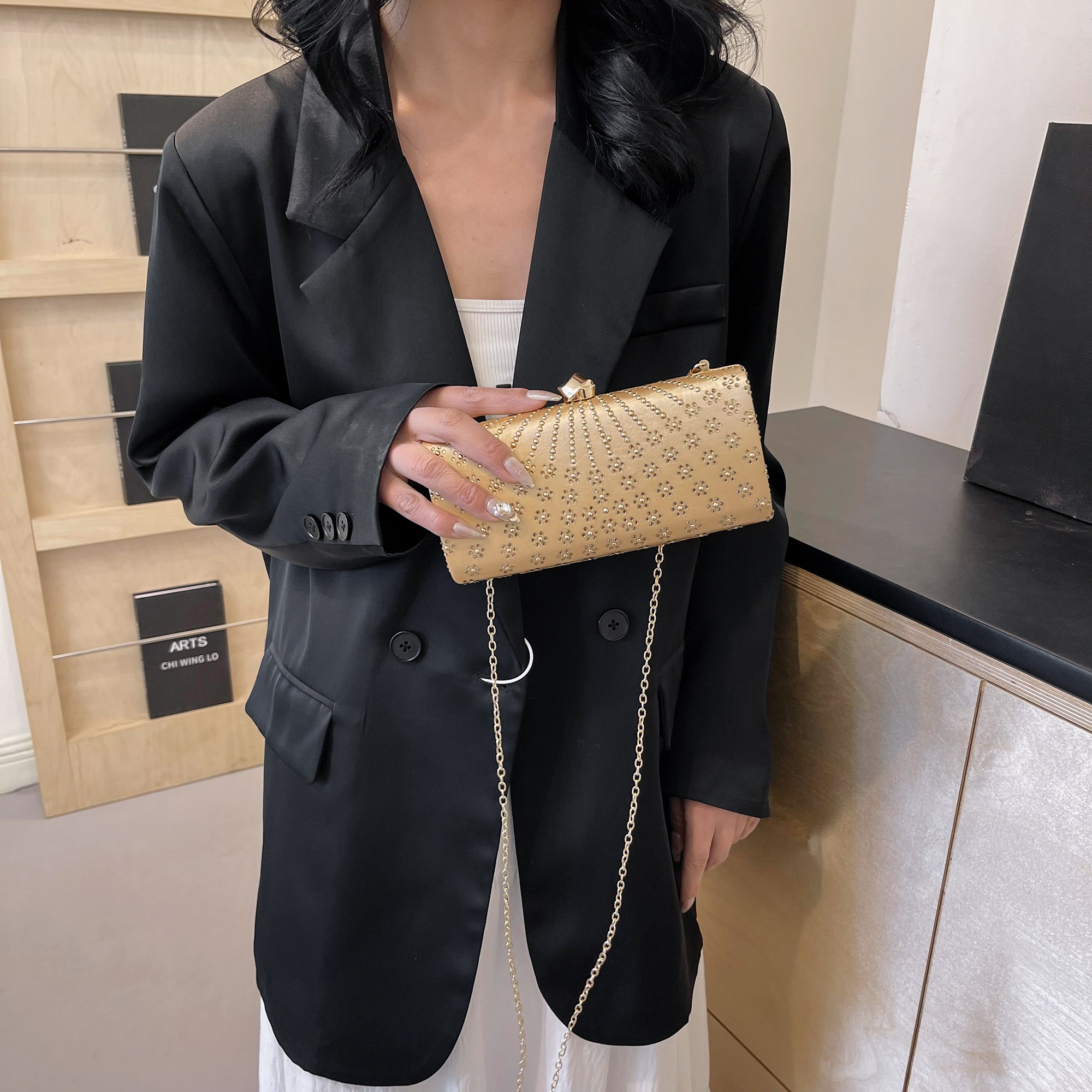 امرأة متوسط جلد غير حقيقي اللون الصامد أنيق نمط خمر مربع انبعاج حقيبة مربعة display picture 2