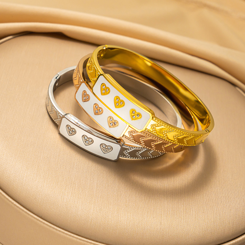 Acero Titanio Chapados en oro de 18k Elegante Lujoso Enchapado Forma De Corazón Brazalete display picture 4