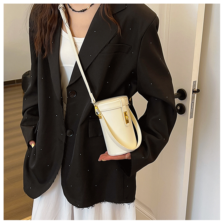 Women's Medium Pu Leather Solid Color Vintage Style Classic Style Sewing Thread Cylindrical Lock Clasp Crossbody Bag display picture 8
