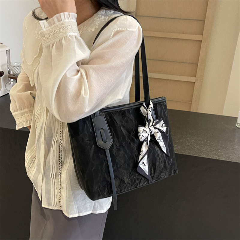 Women's Medium Pu Leather Solid Color Basic Classic Style Zipper Tote Bag display picture 13