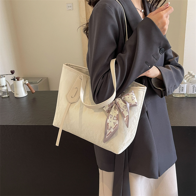 Femmes Moyen Faux Cuir Couleur Unie De Base Style Classique Fermeture Éclair Sac À Main display picture 15