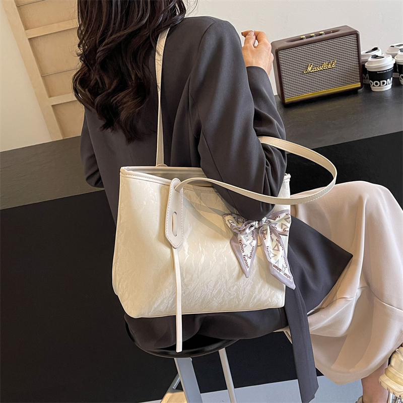 Women's Medium Pu Leather Solid Color Basic Classic Style Zipper Tote Bag display picture 12