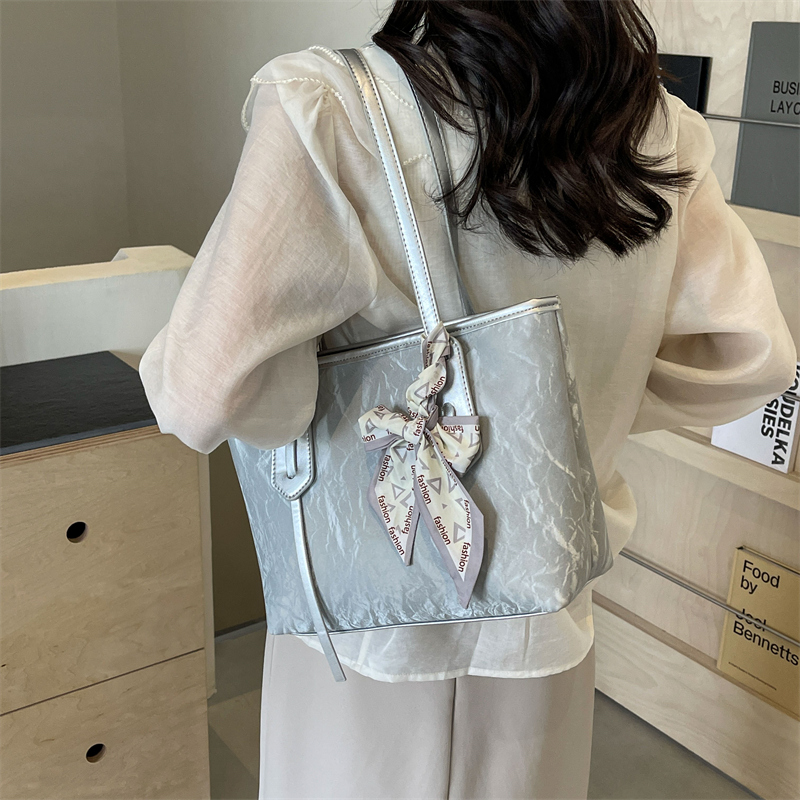 Femmes Moyen Faux Cuir Couleur Unie De Base Style Classique Fermeture Éclair Sac À Main display picture 14