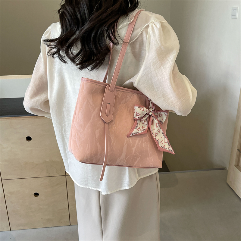 Women's Medium Pu Leather Solid Color Basic Classic Style Zipper Tote Bag display picture 17