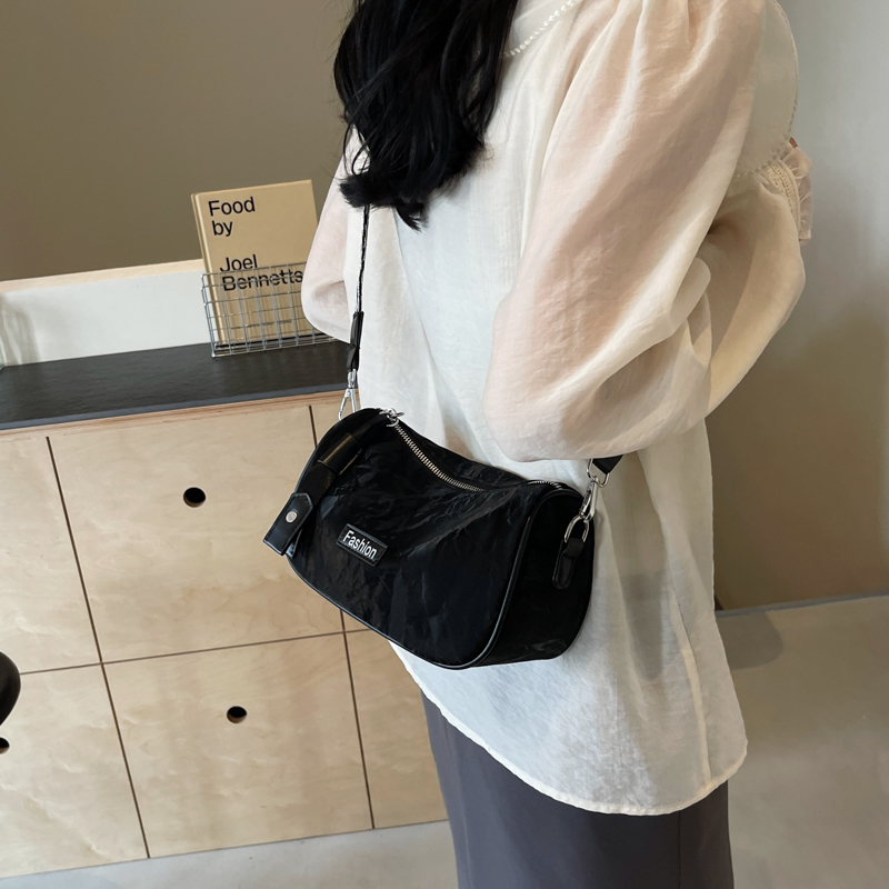 Women's Medium Pu Leather Solid Color Basic Classic Style Zipper Crossbody Bag display picture 18