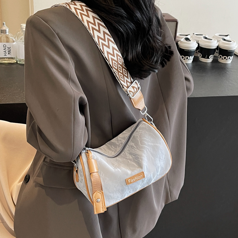 Femmes Moyen Faux Cuir Couleur Unie De Base Style Classique Fermeture Éclair Sac Bandoulière display picture 9