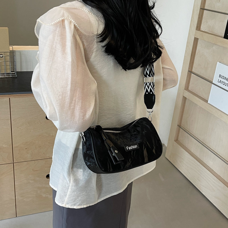 Femmes Moyen Faux Cuir Couleur Unie De Base Style Classique Fermeture Éclair Sac Bandoulière display picture 25