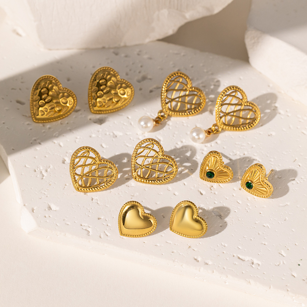 1 Pair Elegant Commute Heart Shape Hollow Out Inlay 304 Stainless Steel Artificial Rhinestones Plastic 18K Gold Plated Ear Studs display picture 1