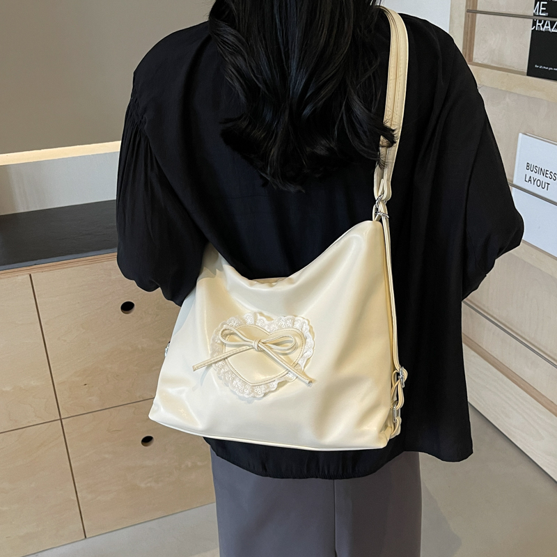 Femmes Moyen Faux Cuir Forme De Cœur Noeud D'Arc Vêtement De Rue Dentelle Carré Fermeture Éclair Sac À Main display picture 12