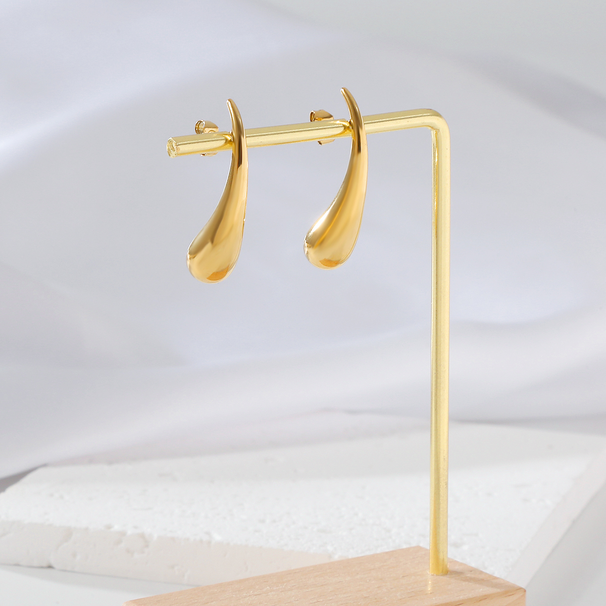 1 Pair Simple Style Classic Style Water Droplets Plating 304 Stainless Steel 18K Gold Plated Ear Studs display picture 3
