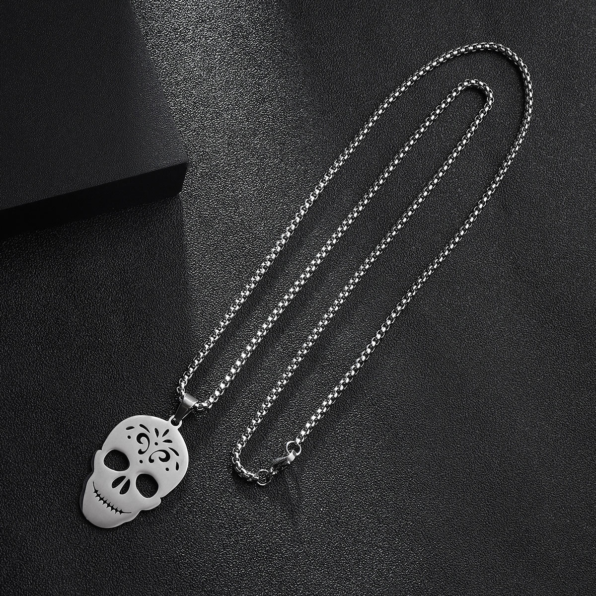 201 Stainless Steel Hip-Hop Hollow Out Round Life Tree Skull Pendant Necklace display picture 10