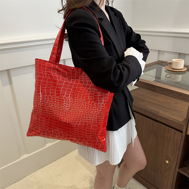 Women's Vintage Style Classic Style Solid Color Crocodile Pu Leather Shopping Bags display picture 7