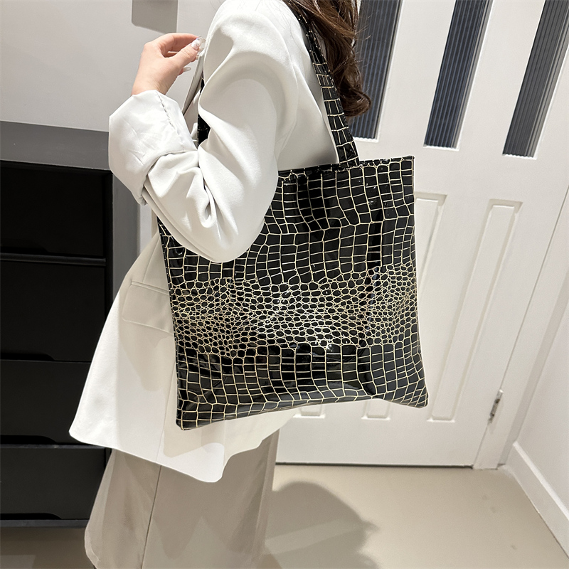 Women's Vintage Style Classic Style Solid Color Crocodile Pu Leather Shopping Bags display picture 9