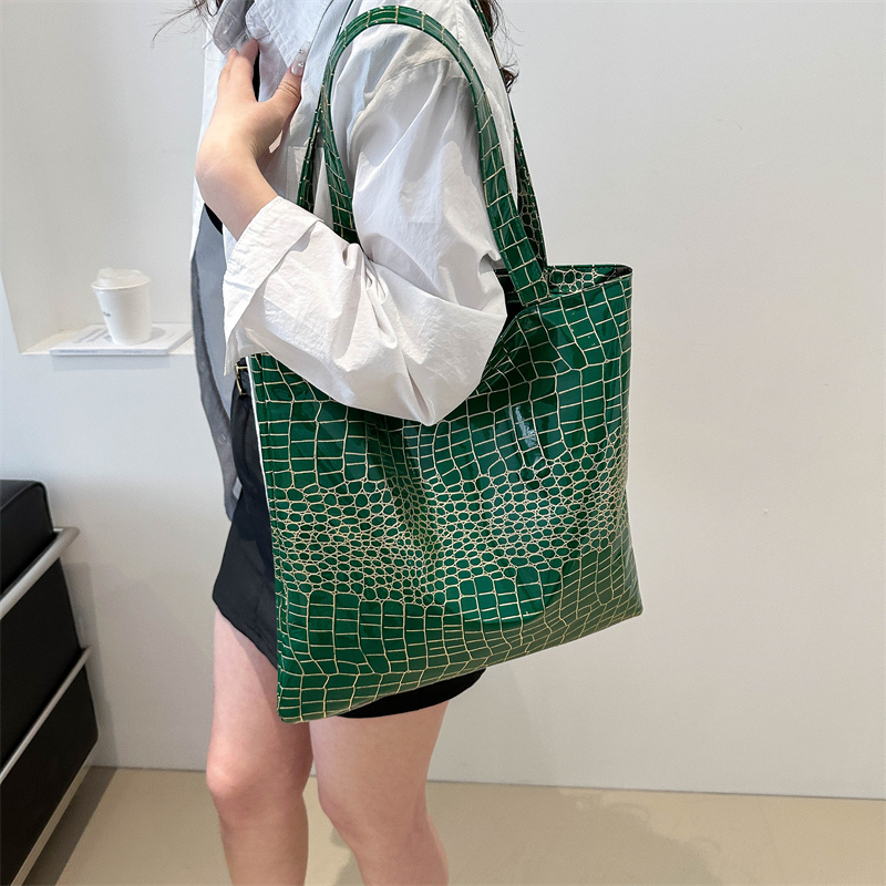 Women's Vintage Style Classic Style Solid Color Crocodile Pu Leather Shopping Bags display picture 12