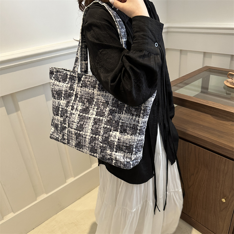 Women's Vintage Style Classic Style Color Block Plaid Cloth Shopping Bags display picture 7