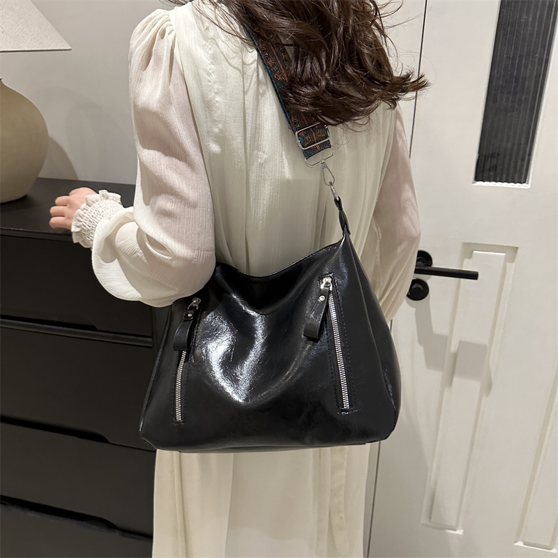 Women's Classic Style Solid Color Pu Leather Shopping Bags display picture 8