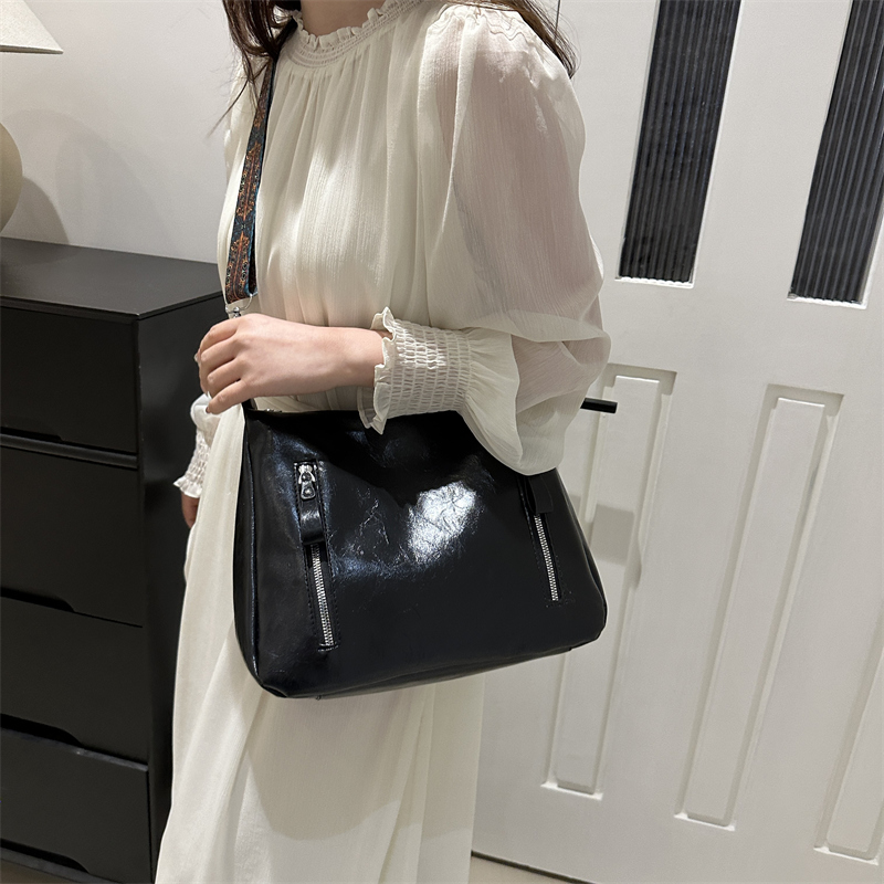 Women's Classic Style Solid Color Pu Leather Shopping Bags display picture 5